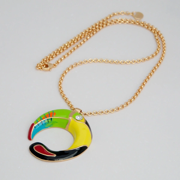 Pozłacany wisior z zawieszką z kolorowym tukanem. KOLORY RADOŚCI