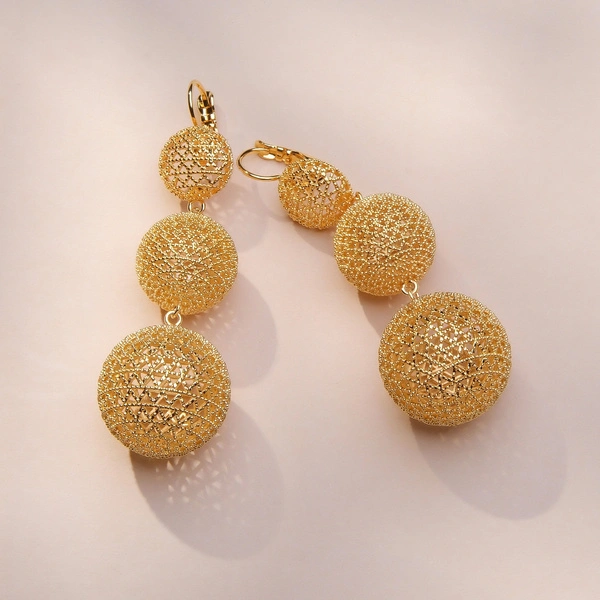 Długie pozłacane kolczyki z ażurowymi kulkami. WYŻSZE SFERY