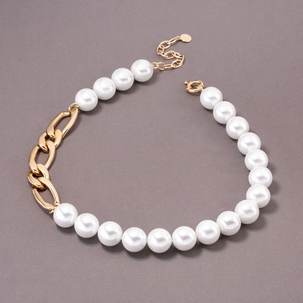 Krótki naszyjnik ze szklanych pereł i złoconego łańcucha. LATO W ŚRODKU ZIMY