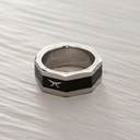 Czarno -srebrny sygnet ze stali, ze ściętymi bokami. WŁADCA PIERŚCIENI