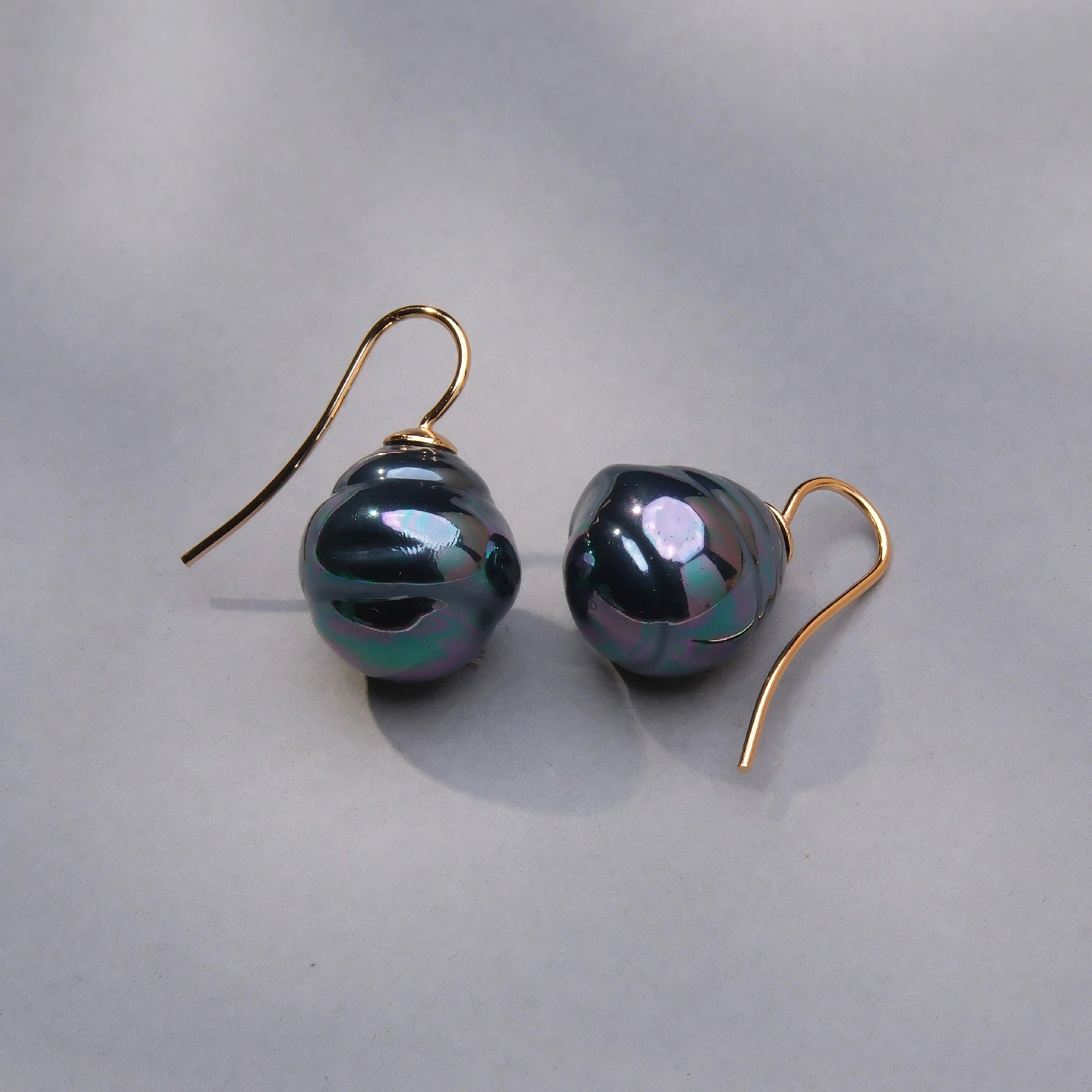 Kolczyki z amorficznymi perłami w kolorze petrol. WYSPANA ANIELICA