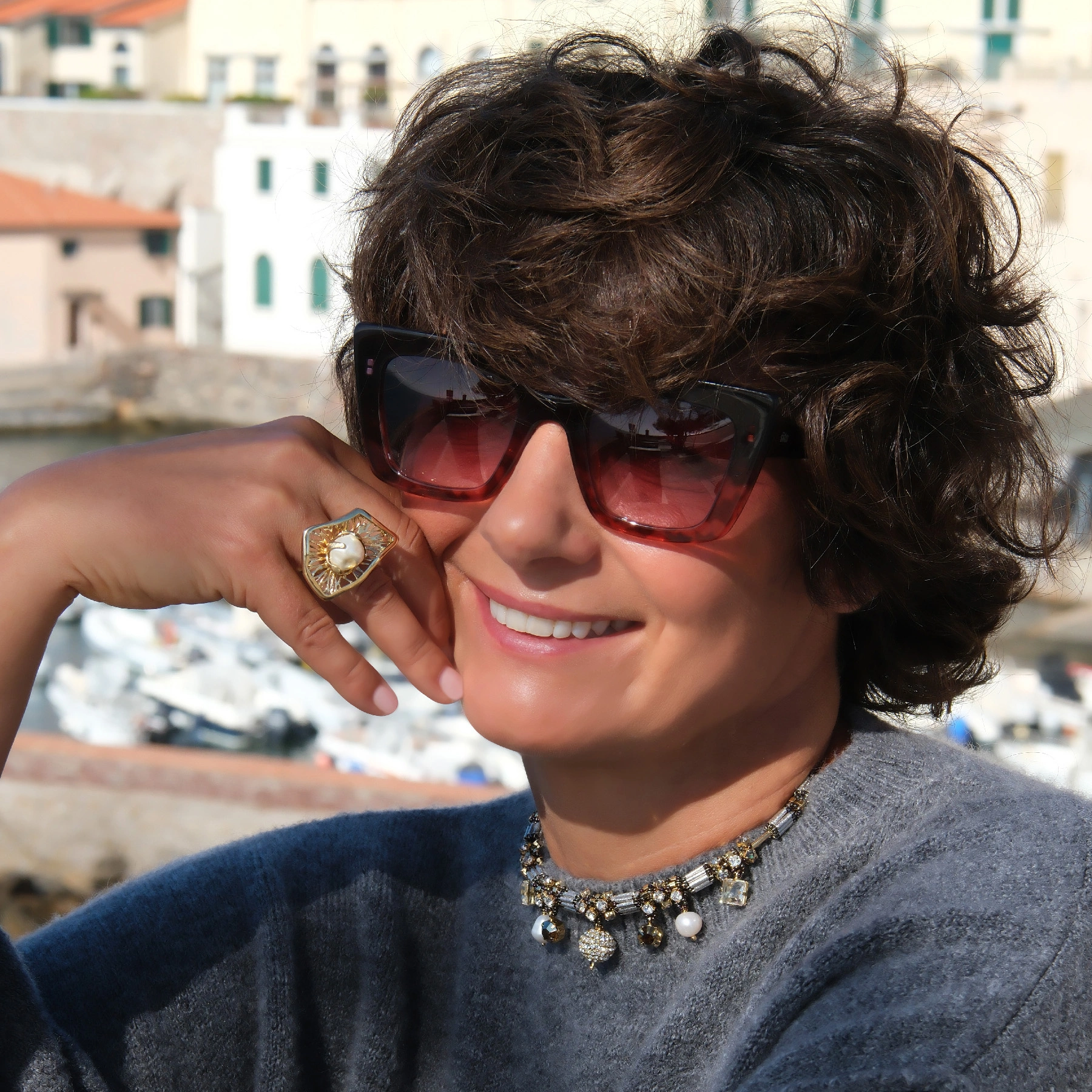 Regulowany pierścionek z ażurowym dekorem i perłą. DOTYK MGŁY