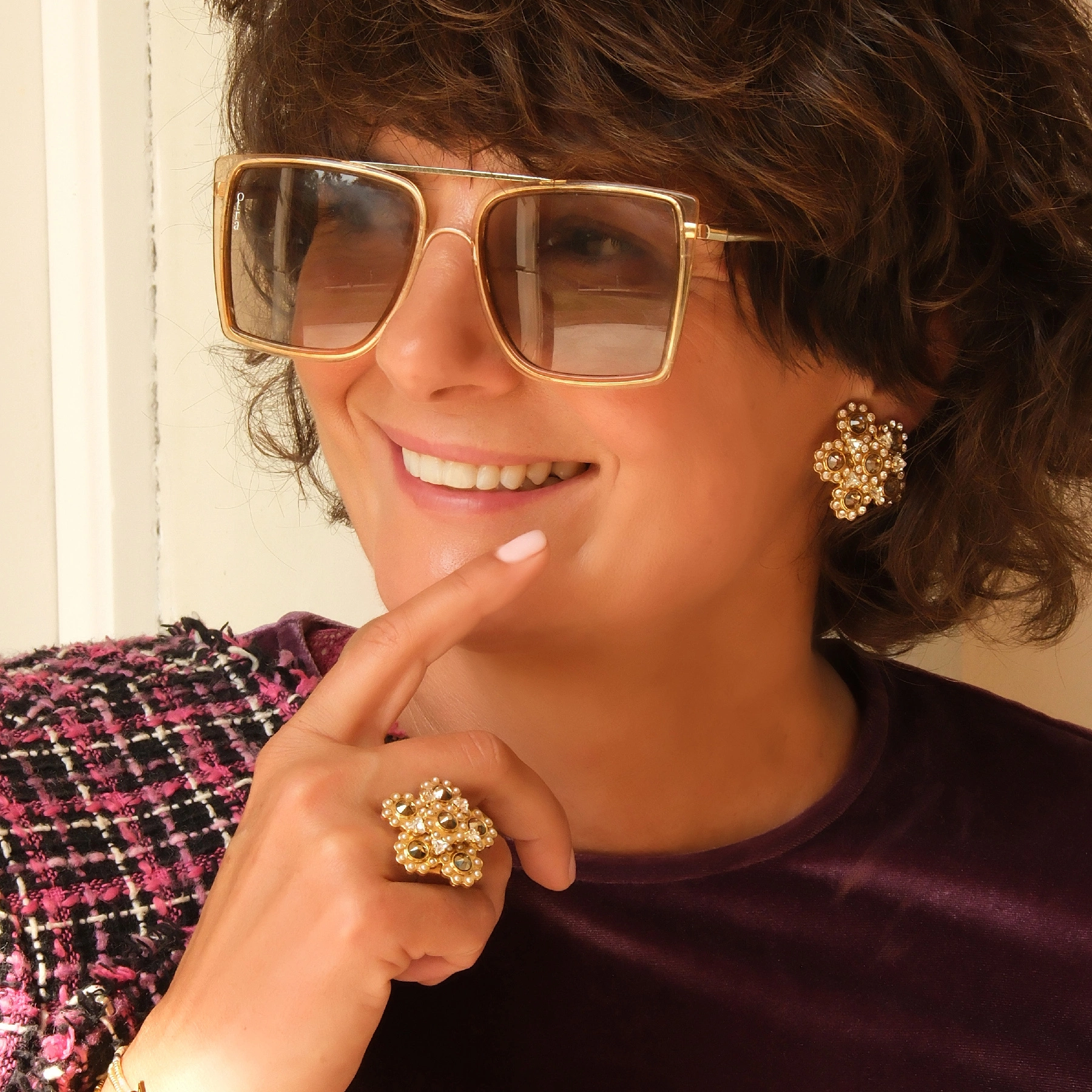 Złocony pierścionek z kwiatami z perłami i kryształkami. JEDEN ZA WSZYSTKIE