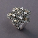 Srebrzony pierścionek z formie kwiatów a la stacja kosmiczna. TWÓJ WSZECHŚWIAT