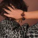 Sztywna złota bransoletka z dwiema brązowymi kulami. KOCHAM BRĄZ