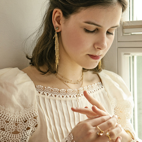 CON AGRADECIMIENTO. Un anillo delicado con bolas blancas.