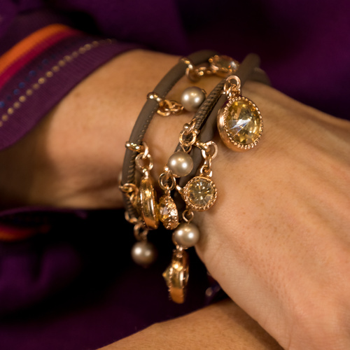 ESTOY CAMBIANDO. Pulsera de cuero con colgantes