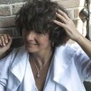 Krótki wisiorek na łańcuszku z prostokątnym kryształkiem. LEŚNA IGRASZKA