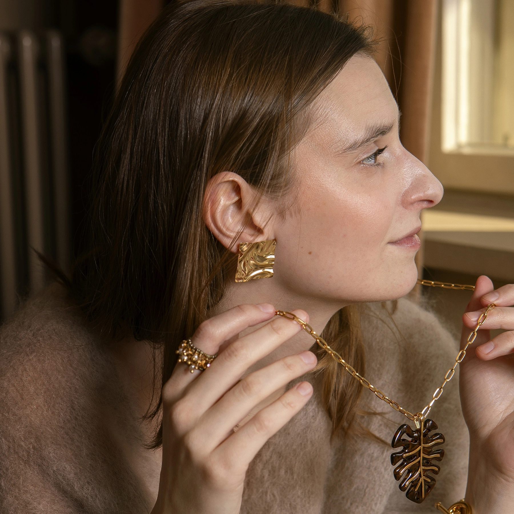 Długi złocony naszyjnik z monumentalną zawieszką. SZYKOWNA MONSTERA