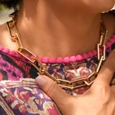 Krótki naszyjnik łańcuch z prostokątnymi ogniwami. KADRY POWIETRZA