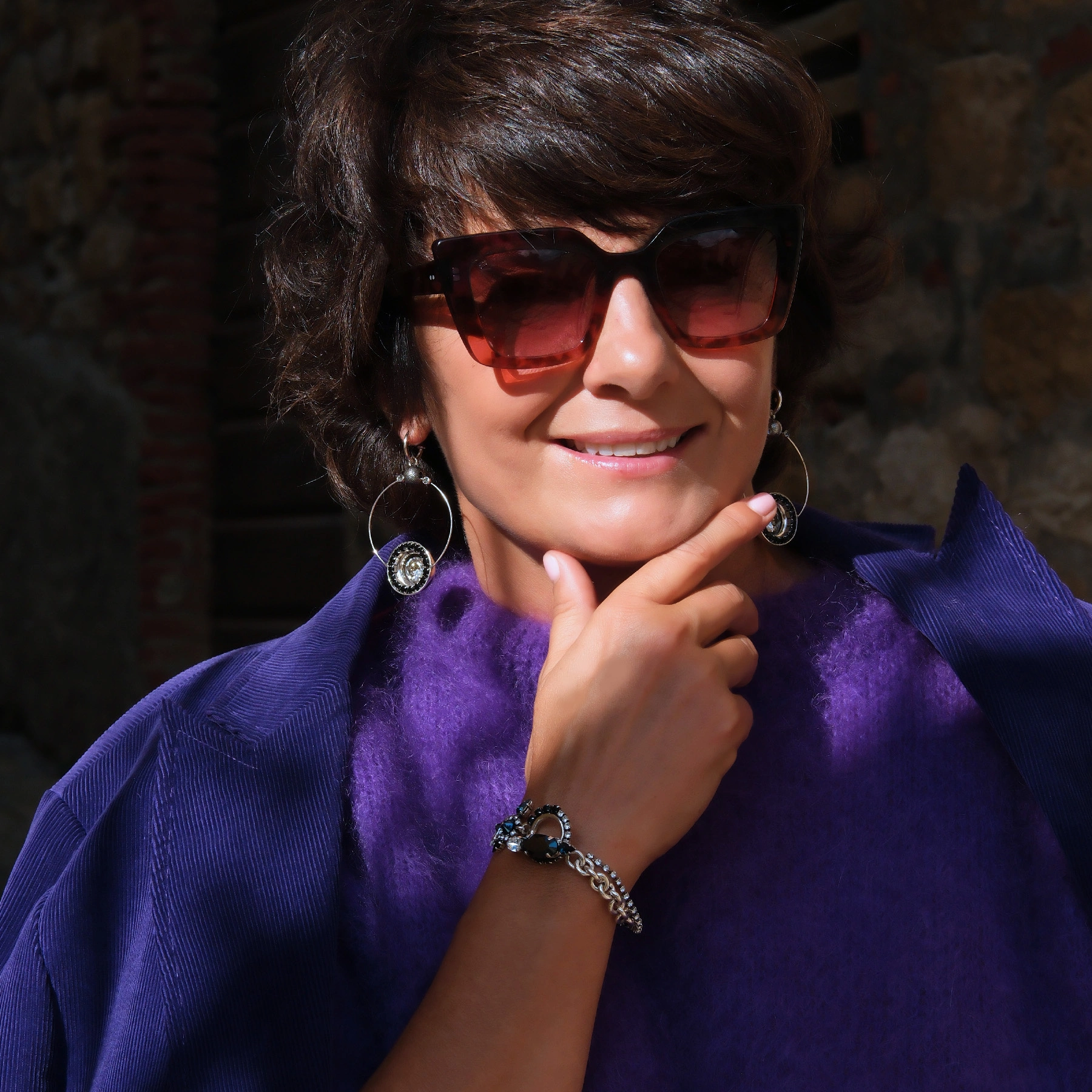 Bransoleta w srebrze z białymi i niebieskimi kryształkami. JESTEM NIEZALEŻNA