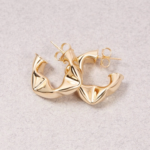 Drobne pozłacane kolczyki o nieregularnej formie. AWANGARDA