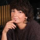 Złocone kolczyki koła z szarymi i ciemnoniebieskimi kryształami. ZWIERCIADŁA NOCY