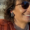 Srebrzone kolczyki w kształcie półokręgów z kryształami. ODWAŻ SIĘ