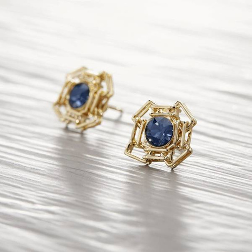 Uwielbienie geometrii. Kolczyki wkrętki z szarym kryształkiem