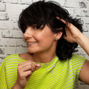 Uwielbienie geometrii. Kolczyki wkrętki z szarym kryształkiem