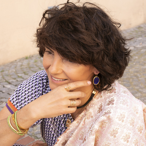 CON AGRADECIMIENTO. Un anillo delicado con bolas blancas.