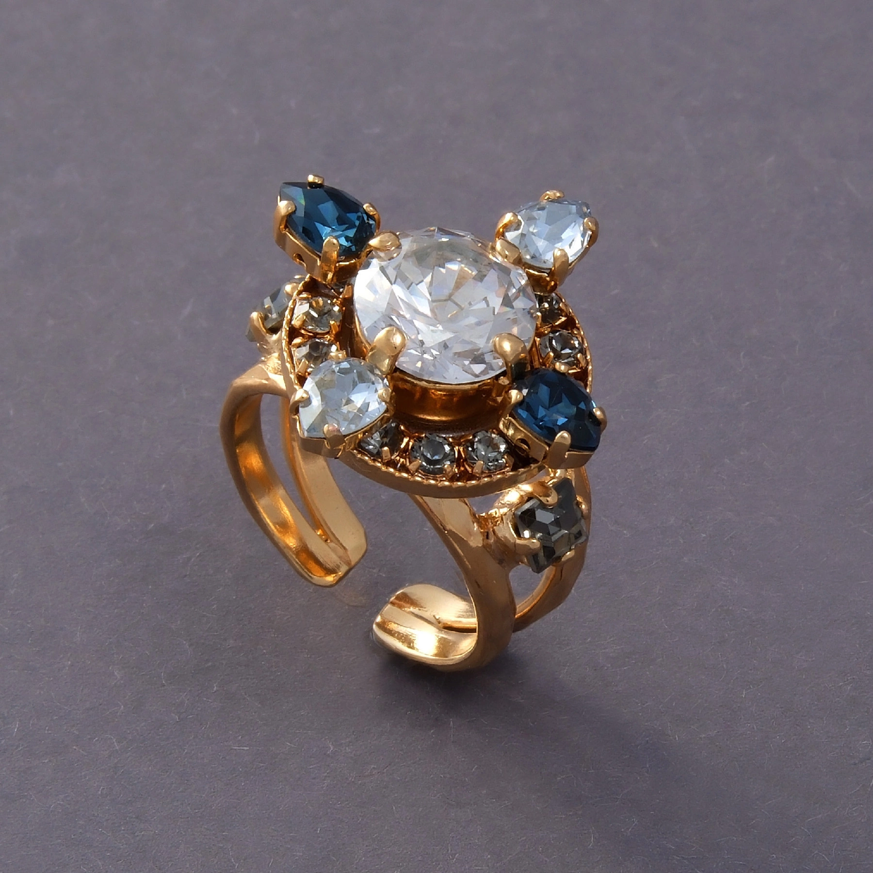 Pozłacany pierścionek w formie kwiatu z kryształami. SUPERNOWA