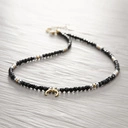 Krótki wisiorek z czarnych koralików z bawolim rogiem. BLACK ROCK