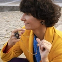 Kolczyki wkrętki z kwiatami z czarnej żywicy z kryształkami. SŁODKA TAJEMNICA