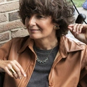 Duży pierścionek z regulacją o nieregularnym kształcie. INTRYGUJĄCY