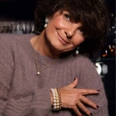 Złocony naszyjnik ze szklaną białą perłą w koronie. HISZPAŃSKIE RYTMY