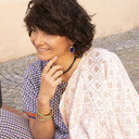 CON AGRADECIMIENTO. Un anillo delicado con bolas blancas.