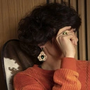 Regulowany pierścionek z zielonymi kryształkami. BOSO PO TRAWNIKU