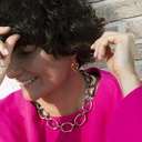 Pozłacane kolczyki wiszące z różowymi kryształkami. CZASEM WARTO