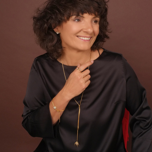 CON AGRADECIMIENTO. Un anillo delicado con bolas blancas.