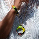 Pozłacany wisior z zawieszką z kolorowym tukanem. KOLORY RADOŚCI