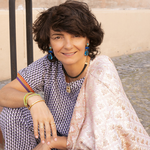 CON AGRADECIMIENTO. Un anillo delicado con bolas blancas.