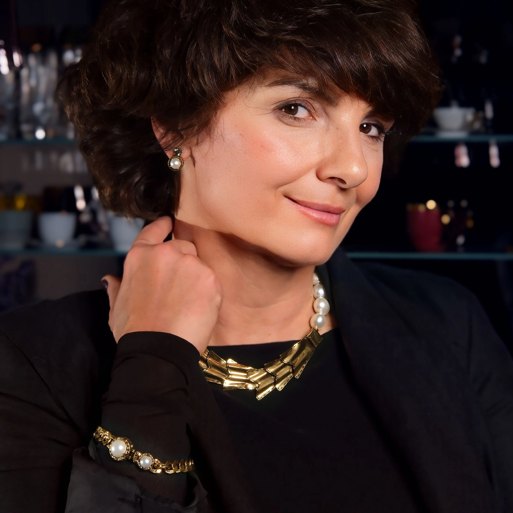 Złocone kolczyki z perłą i kryształem black diamond. JACKIE