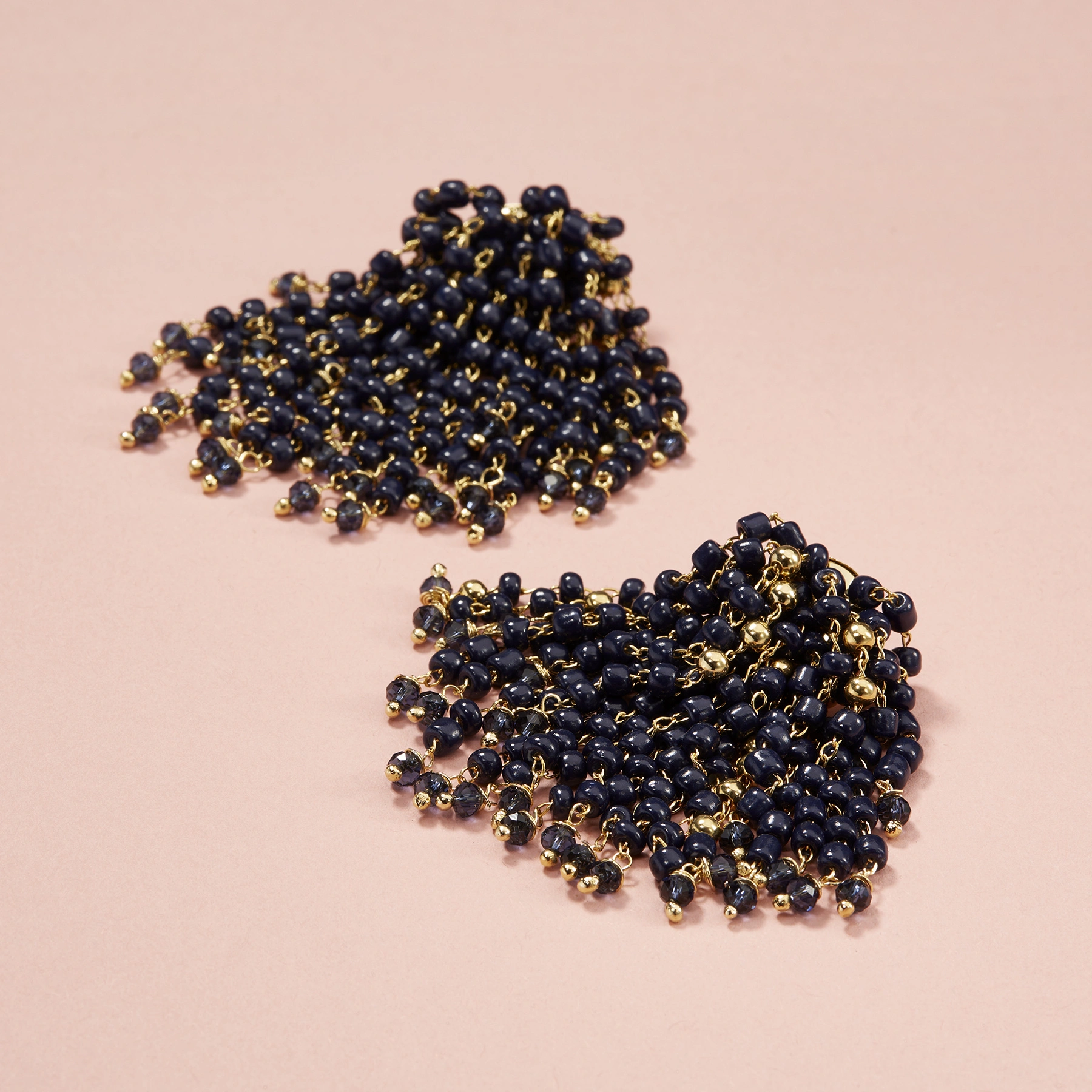 Złocone kolczyki wiszące z jagodowymi koralikami. CZARNE JAGODY