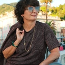 Złocone kolczyki w formie wąskich rogów z kryształkami. ZARA