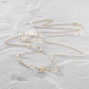 Długi naszyjnik z łańcuszka zdobiony perełkami. WAŻKA W SŁOŃCU