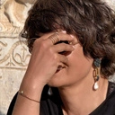 Pozłacany spiralny pierścionek z trójkątnym kryształkiem. BŁYSZCZĄCE PNĄCZE