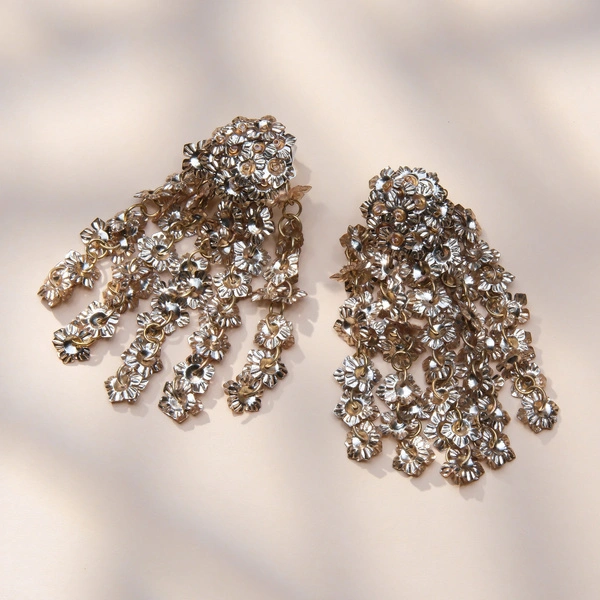 Złocone kolczyki w formie wiszących pnączy kwiatów. DESZCZ KWIATÓW