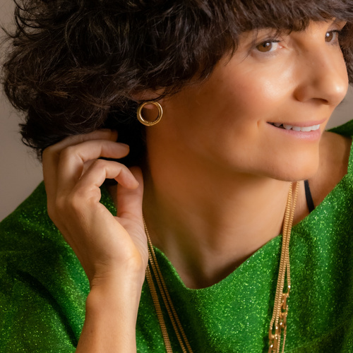 NIÑA. Pendientes de aro de forma sencilla.