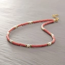 Krótki naszyjnik z malinowych koralików i białych perełek. MUCHACHA