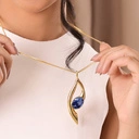 Złocony naszyjnik z dekorem a la nutka z sodalitem. NUTKA SODALITU