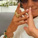 Pozłacany pierścionek w kształcie wiru z małą perłą. SIERRA NEVADA