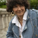 Złocona bransoletka z czarnymi kwiatkami na łańcuchu. LETNIA INSPIRACJA