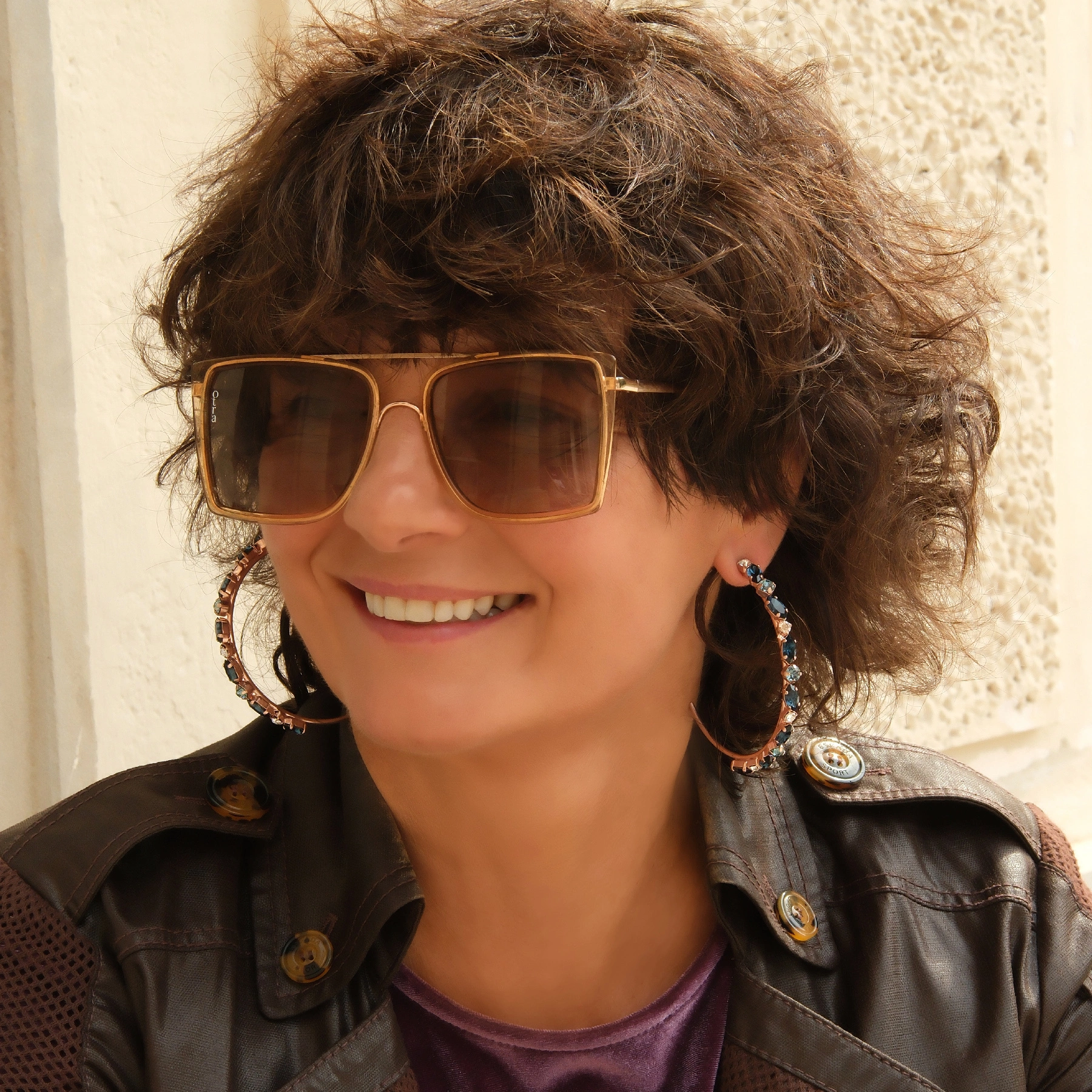 Posrebrzane kolczyki w formie półksiężyców z kryształkami. ISKRZĄCY EREV