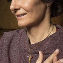 Kolczyki wkrętki o owalnym kształcie z kryształkami. BLYSZCZĄCE