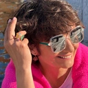 Pozłacane kolczyki z kwiatkiem emaliowanym na czerwono. CZERWONE MAKI