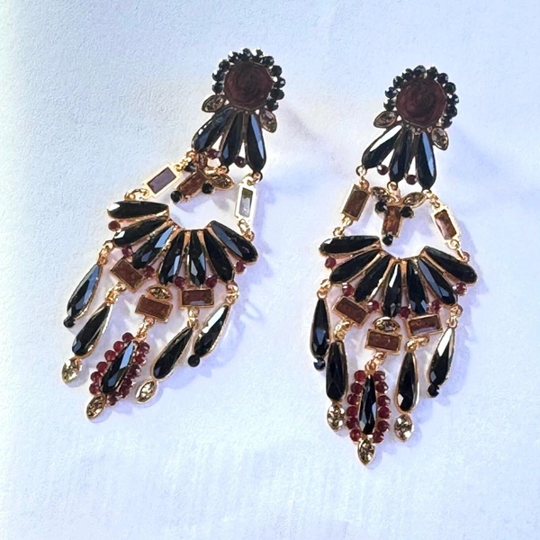 Złocone kolczyki z motylkiem, czarnymi płatkami i kryształkami. BACCIO BAROCCO