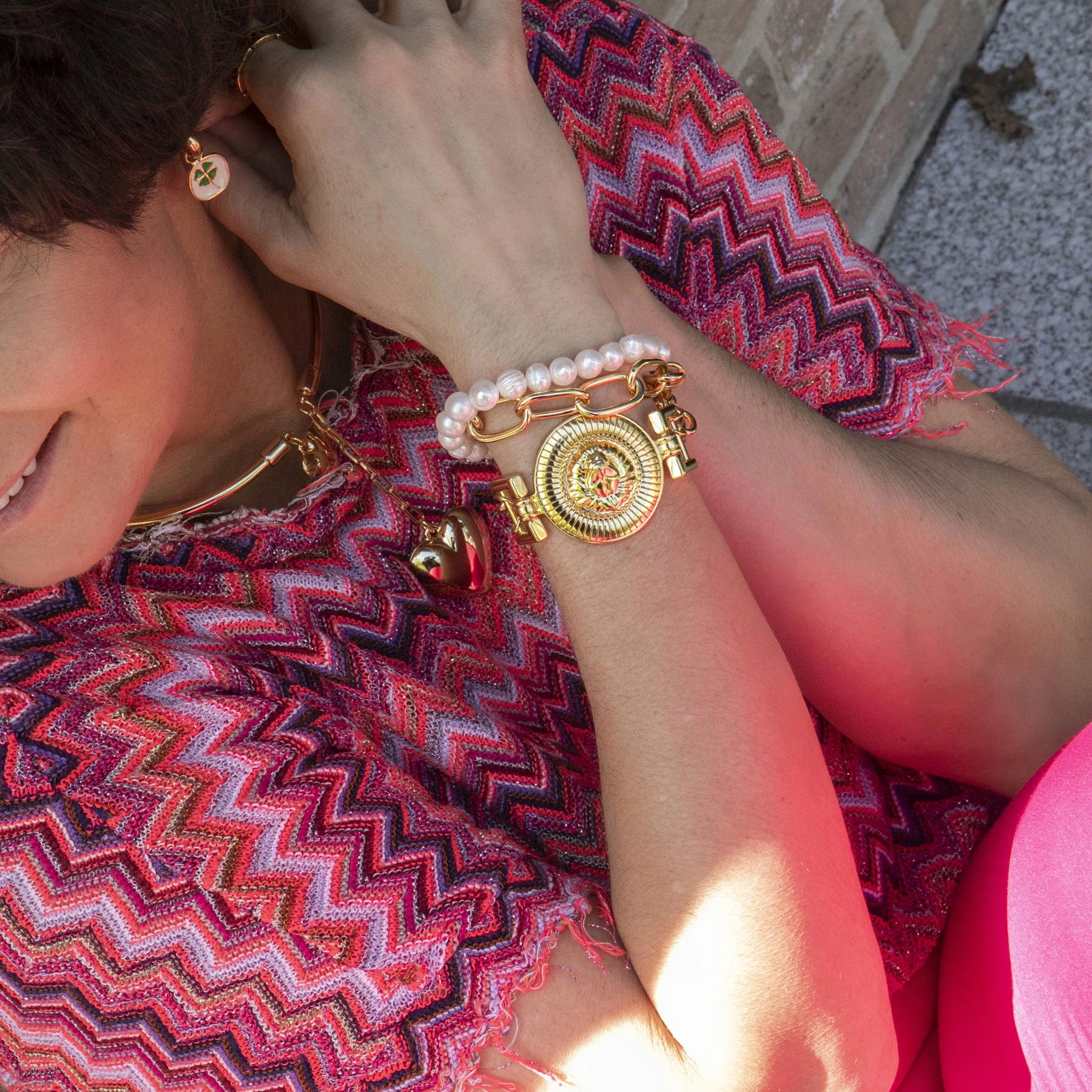 Pozłacane kolczyki z zawieszką z zieloną koniczynką. MAM SZCZĘŚCIE