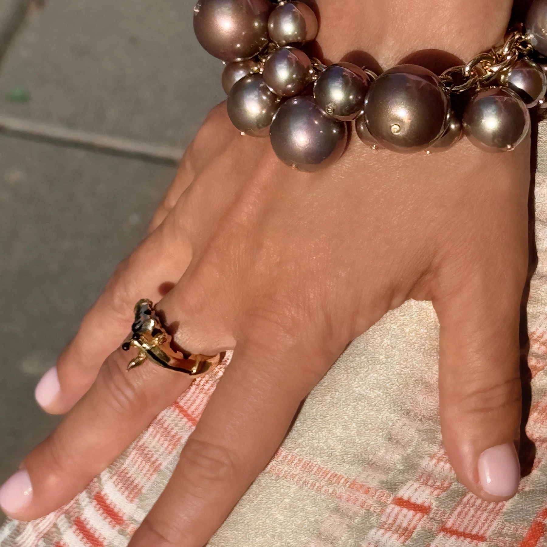 Pozłacany pierścionek z emaliowaną głową żyrafy. KRÓLOWA SAWANNY