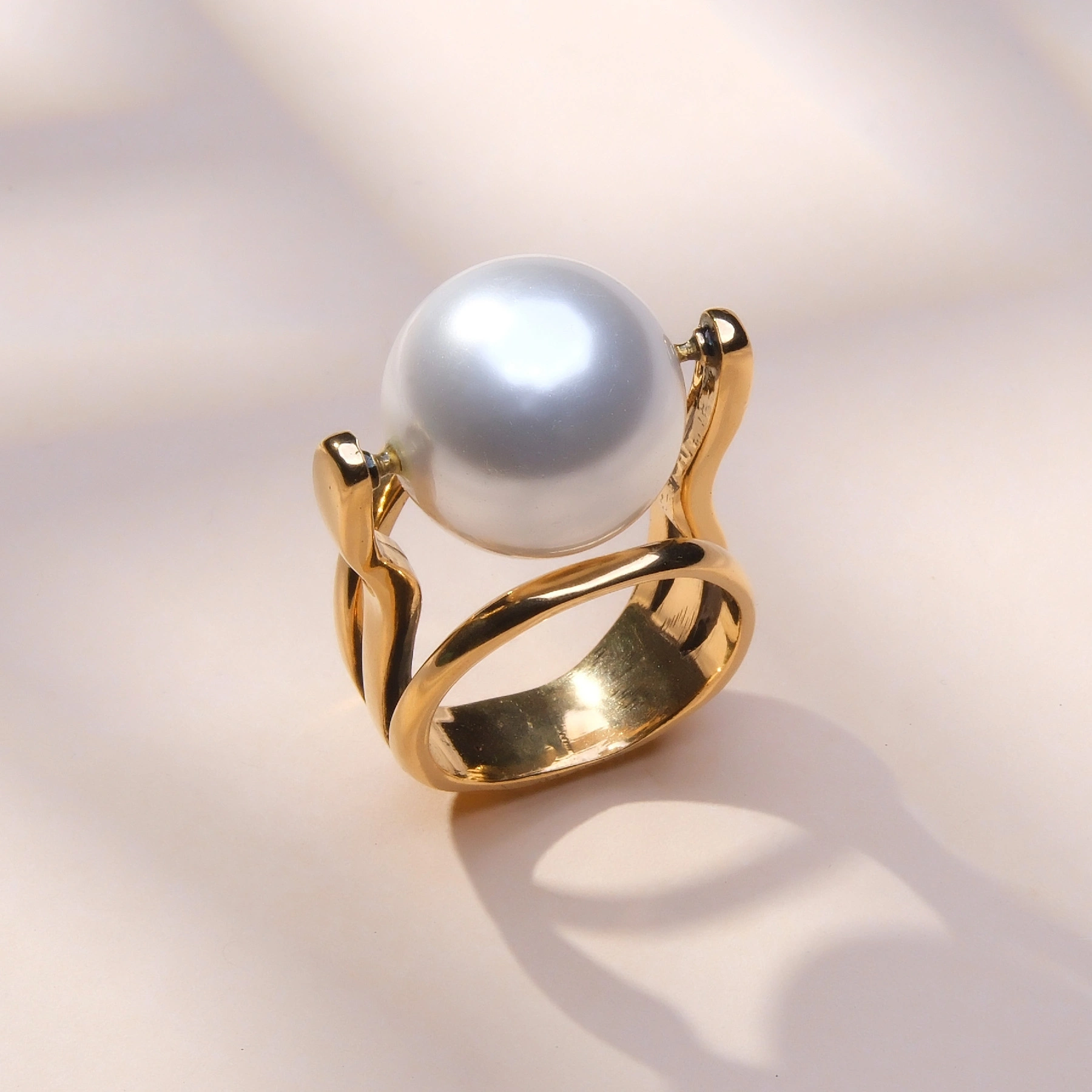 Złocony pierścionek z perłą w subtelnej oprawie. MICHELE